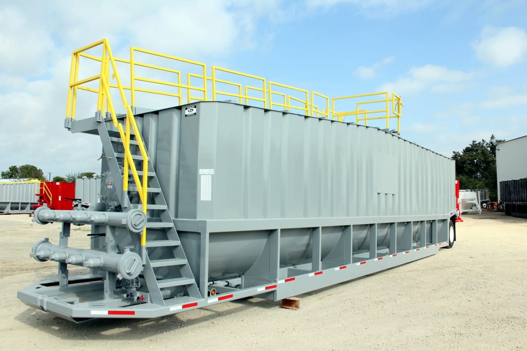 Bulk liquid storage tank for construction